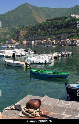 De nombreux petits bateaux dans le port de Tropea. Banque D'Images