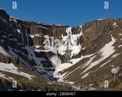 La chute d'eau de Hengifoss dans l'est de l'Islande avec de la neige Banque D'Images