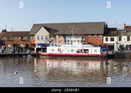 La Rude Rascals, barge de glace, sur la rivière Avon à Stratford upon Avon, Warwickshire Banque D'Images