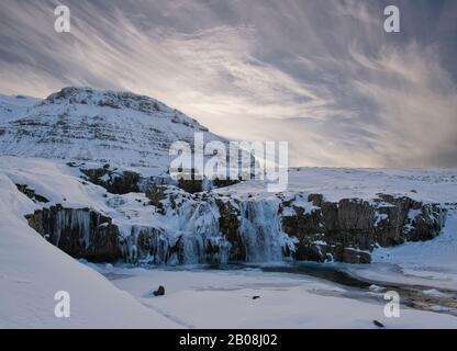 Une belle atmosphère de nuages au-dessus de la cascade Kirkjufellsfoss en Islande Banque D'Images