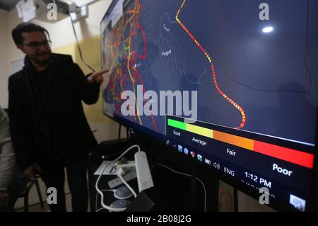 (200219) -- RAMALLAH, 19 février 2020 (Xinhua) -- Malek Zek, étudiant palestinien, explique aux professeurs de l'Université Birzeit (non vus) comment fonctionne une demande de voiture, au Centre d'excellence en technologie de l'information de l'Université Birzeit, dans la ville de Ramallah, 19 février 2020. Les étudiants palestiniens en Cisjordanie ont coopéré avec les universités américaines pour créer une application pour smartphone qui peut aider à réduire les émissions de véhicules dans le monde entier. L'équipe comprenait six étudiants de l'Université Birzeit, ainsi que du Massachusetts Institute of Technology (MIT), de l'Université Harvard, UMass Banque D'Images