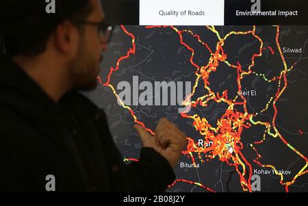 (200219) -- RAMALLAH, 19 février 2020 (Xinhua) -- Malek Zek, étudiant palestinien, explique aux professeurs de l'Université Birzeit (non vus) comment fonctionne une demande de voiture, au Centre d'excellence en technologie de l'information de l'Université Birzeit, dans la ville de Ramallah, 19 février 2020. Les étudiants palestiniens en Cisjordanie ont coopéré avec les universités américaines pour créer une application pour smartphone qui peut aider à réduire les émissions de véhicules dans le monde entier. L'équipe comprenait six étudiants de l'Université Birzeit, ainsi que du Massachusetts Institute of Technology (MIT), de l'Université Harvard, UMass Banque D'Images