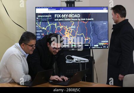 (200219) -- RAMALLAH, 19 février 2020 (Xinhua) -- l'étudiant palestinien Malek Zek (C) explique aux professeurs de l'Université Birzeit comment fonctionne une demande de voiture, au Centre d'excellence en technologie de l'information de l'Université Birzeit, dans la ville de Ramallah, 19 février 2020. Les étudiants palestiniens en Cisjordanie ont coopéré avec les universités américaines pour créer une application pour smartphone qui peut aider à réduire les émissions de véhicules dans le monde entier. L'équipe comprenait six étudiants de l'Université Birzeit, ainsi que le Massachusetts Institute of Technology (MIT), l'Université Harvard, UMass Dartmou Banque D'Images