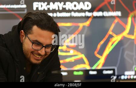 (200219) -- RAMALLAH, 19 février 2020 (Xinhua) -- Malek Zek, étudiant palestinien, explique aux professeurs de l'Université Birzeit (non vus) comment fonctionne une demande de voiture, au Centre d'excellence en technologie de l'information de l'Université Birzeit, dans la ville de Ramallah, 19 février 2020. Les étudiants palestiniens en Cisjordanie ont coopéré avec les universités américaines pour créer une application pour smartphone qui peut aider à réduire les émissions de véhicules dans le monde entier. L'équipe comprenait six étudiants de l'Université Birzeit, ainsi que du Massachusetts Institute of Technology (MIT), de l'Université Harvard, UMass Banque D'Images