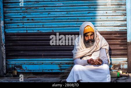 Pushkar,Rajasthan /Inde. 06 /11/2019. Indian Beggar dans les rues en début de matinée illuminant le Cigaret Banque D'Images