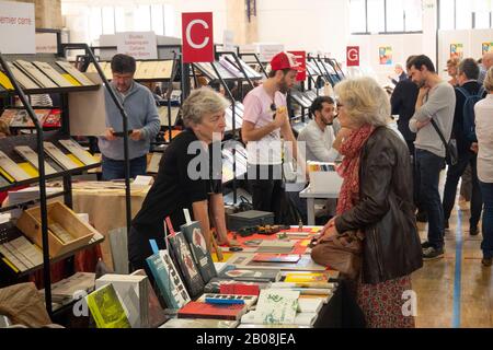 Petite foire du livre locale dans le Marais Paris France Banque D'Images