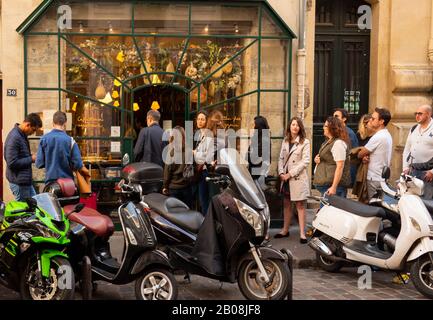 Les gens attendent en file d'attente pour une pizza restaurant à Paris France Banque D'Images