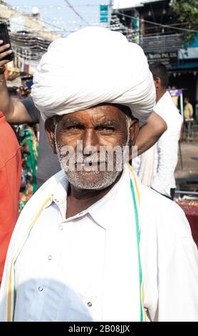 Pushkar,Rajasthan /Inde. 06 /11/2019. Rajashtan vieux homme avec des rides sur le visage en blanc traditionnel robe Avec blanc Safa (turban). Banque D'Images