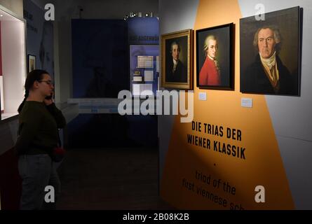 (200219) -- VIENNE, 19 février 2020 (Xinhua) -- un visiteur voit l'exposition spéciale de la "Triade de la première école viennaise: Haydn-MOZART-BEETHOVEN" dans le musée de la maison de Mozart, Vienne, Autriche, 19 février 2020. L'exposition, qui fait partie d'une série d'événements marquant le 250ème anniversaire de la naissance de Beethoven, se tient du 19 février 2020 au 31 janvier 2021. (Xinhua/Guo Chen) Banque D'Images