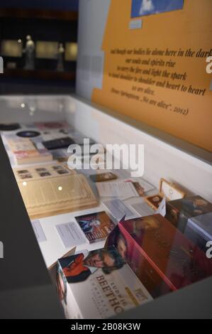 (200219) -- VIENNE, 19 février 2020 (Xinhua) -- des expositions sont vues lors de l'exposition spéciale de la Triade de la première école viennaise : Haydn-MOZART-BEETHOVEN dans le musée de la maison de Mozart, Vienne, Autriche, 19 février 2020. L'exposition, qui fait partie d'une série d'événements marquant le 250ème anniversaire de la naissance de Beethoven, se tient du 19 février 2020 au 31 janvier 2021. (Xinhua/Guo Chen) Banque D'Images