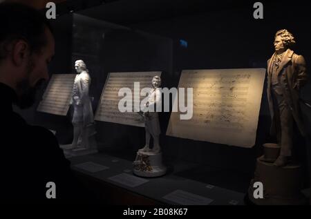 (200219) -- VIENNE, 19 février 2020 (Xinhua) -- un visiteur voit l'exposition spéciale de la "Triade de la première école viennaise: Haydn-MOZART-BEETHOVEN" dans le musée de la maison de Mozart, Vienne, Autriche, 19 février 2020. L'exposition, qui fait partie d'une série d'événements marquant le 250ème anniversaire de la naissance de Beethoven, se tient du 19 février 2020 au 31 janvier 2021. (Xinhua/Guo Chen) Banque D'Images