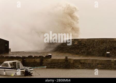 De grandes vagues s'écrasant sur la Cobb à Lyme Regis, Dorset, Angleterre, Royaume-Uni, lors d'une grande tempête Banque D'Images