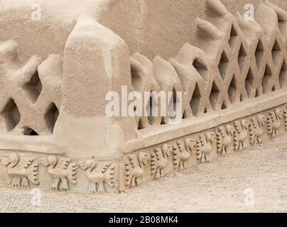 Reliefs de pélicans de la culture pré-Incan Chimu dans les murs adobe du site du patrimoine mondial Chan Chan près de Trujillo dans le nord du Pérou Banque D'Images