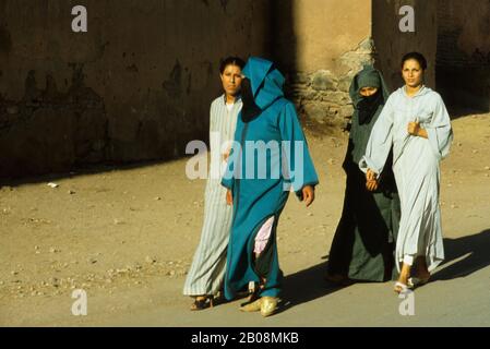 MAROC, MARRAKECH, MÉDINA (VIEILLE VILLE), SCÈNE DE RUE AVEC DES FEMMES LOCALES EN ROBE TRADITIONNELLE, DJELLABA Banque D'Images