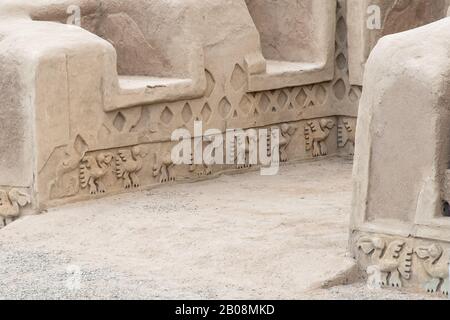 Reliefs de pélicans de la culture pré-Incan Chimu dans les murs adobe du site du patrimoine mondial Chan Chan près de Trujillo dans le nord du Pérou Banque D'Images