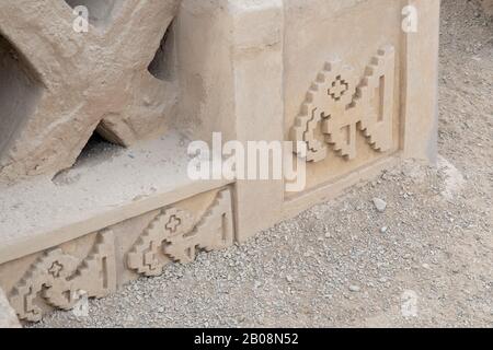 Reliefs de pélicans de la culture pré-Incan Chimu dans les murs adobe du site du patrimoine mondial Chan Chan près de Trujillo dans le nord du Pérou Banque D'Images