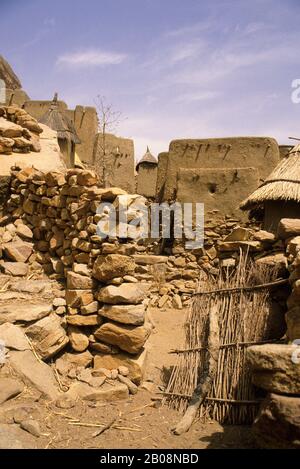 MALI, PAYS DOGON, VILLAGE DE BANANANI, MAISONS Banque D'Images