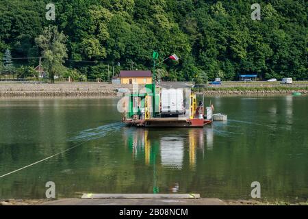 Traversée en ferry par câble du lac Czchowskie, réservoir sur la rivière Dunajec, près du village de Tropie, Malapolska, Pologne Banque D'Images