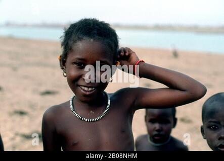 MALI, PRÈS DE MOTTI, FILLE DE BOZO Banque D'Images