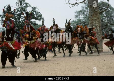 MALI, PAYS DOGON, DANSEURS SANGA DOGON Banque D'Images