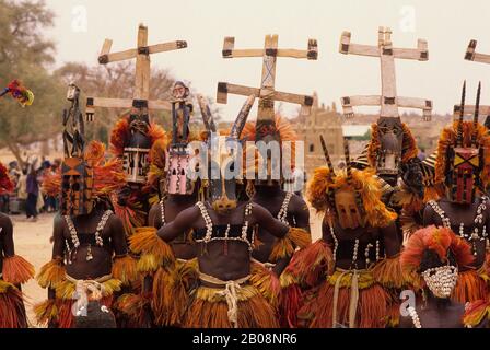 MALI, PAYS DOGON, VILLAGE SANGA, DANSEURS DOGON AVEC MASQUES TRADITIONNELS Banque D'Images