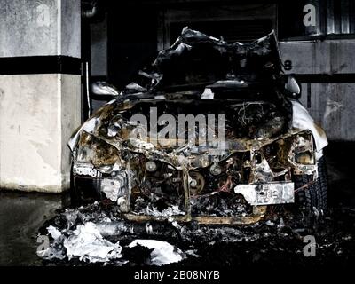 véhicule à écrire brûlé et fondu, considérablement endommagé dans un garage souterrain. incendie électrique. pièces et pneus fondus. concept d'assurance Banque D'Images