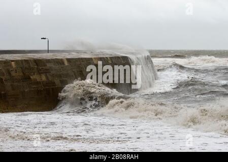 De grandes vagues s'écrasant sur la Cobb à Lyme Regis, Dorset, Angleterre, Royaume-Uni, lors d'une grande tempête Banque D'Images