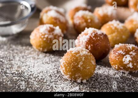 Beignets de carnaval ou buñuelos de viento pour la semaine Sainte sur table en bois Banque D'Images