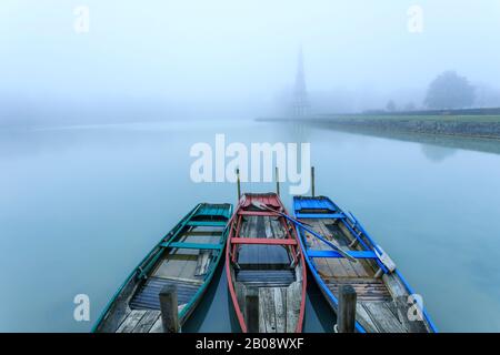 France, Indre et Loire, Vallée de la Loire classée au patrimoine mondial par l'UNESCO, Amboise, Pagode de Chantaloup, bateaux sur le lac lors d'une journée de brouillard // France, Indr Banque D'Images