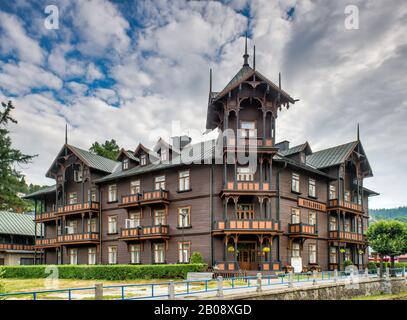 Pensjonat Witoldowka, 1888, auberge historique en bois inspirée du style chalet suisse, pension dans la station thermale de Krynica Zdroj, Malapolska, Pologne Banque D'Images