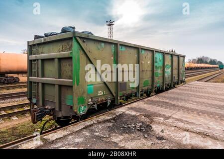 Déchargement de la cargaison en vrac du wagon de chemin de fer sur la plate-forme ferroviaire haute Banque D'Images