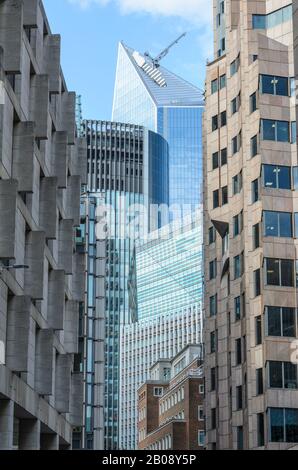 Différentes conceptions de bâtiment avec des styles contrastés d'arcitecture sur Minching Lane regardant vers Fenchurch Street dans la ville de Londres, Angleterre Banque D'Images