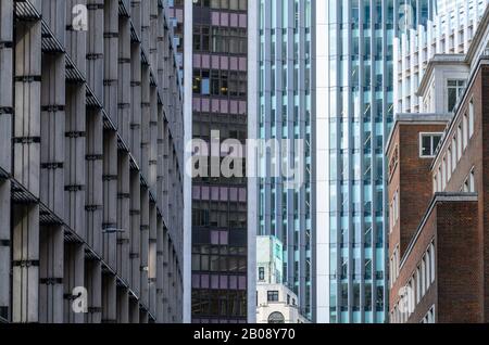 Différentes conceptions de bâtiment avec des styles contrastés d'arcitecture sur Minching Lane regardant vers Fenchurch Street dans la ville de Londres, Angleterre Banque D'Images