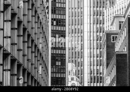 Différentes conceptions de bâtiment avec des styles contrastés d'arcitecture sur Minching Lane regardant vers Fenchurch Street dans la ville de Londres, Angleterre Banque D'Images