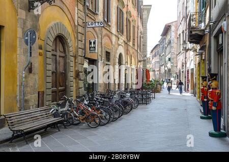 Une scène de rue traditionnelle dans l'une des rues courbes de la ville historique de Pise, en Toscane, Italie. Banque D'Images