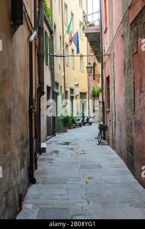 Une rue étroite et sinueuse à Pise, Toscane, Italie Banque D'Images