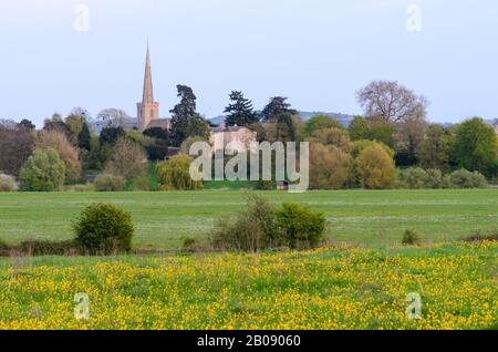 Église St Giles et la Grange de la dîme à Bredon, Worcestershire, Angleterre, Royaume-Uni Banque D'Images