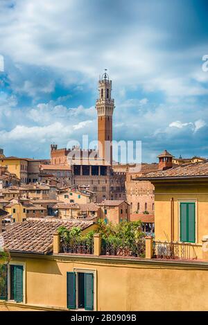 Vue sur le centre-ville pittoresque de Sienne, l'une des attractions touristiques les plus visitées du pays en Italie Banque D'Images