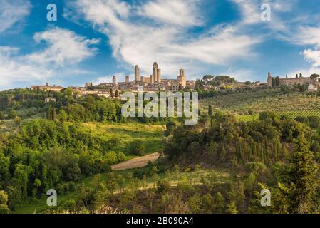 Ville médiévale de San Gimignano, ville emblématique de la province de Sienne, et l'un des endroits les plus visités de Toscane, en Italie Banque D'Images