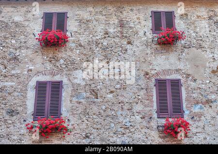 Fenêtres panoramiques dans l'architecture médiévale de San Gimignano, ville emblématique de la province de Sienne, et l'un des endroits les plus visités de Toscane, Ital Banque D'Images