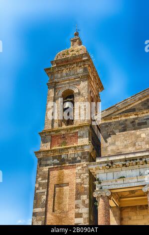 Clocher de la cathédrale catholique romaine de Montalcino, dans la province de Sienne, Toscane, Italie Banque D'Images