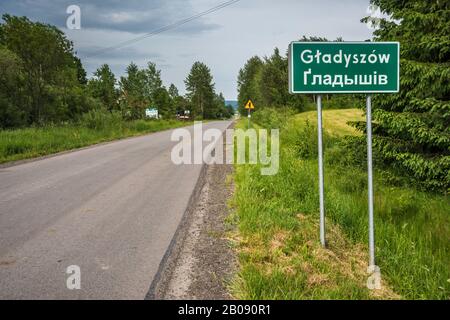 Bilingue, polonais et ukrainien, panneau routier dans le village de Gladyszow, chaîne de montagnes du Bas-Beskids, Carpates occidentales, Malopolska, Pologne Banque D'Images