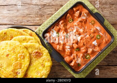 Cuisine indienne Tofu Butter Masala Panner plat végétarien se ferme dans une poêle sur la table. Vue horizontale sur le dessus Banque D'Images