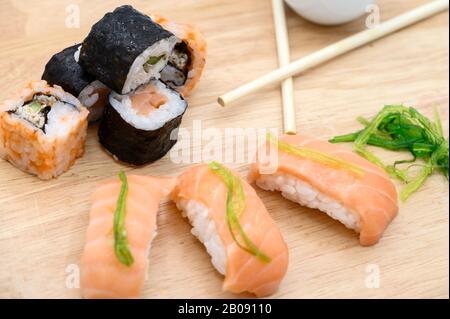 Gros Plan Sur Divers Types De Sushis Japonais Fraîchement Préparés . Banque D'Images