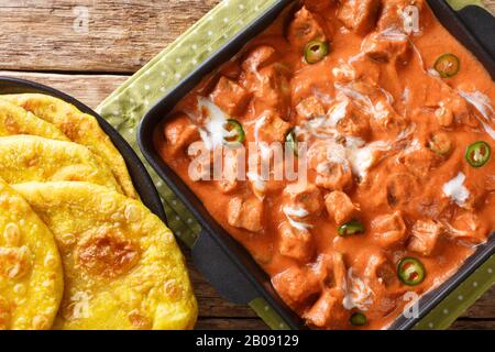 Cuisine indienne Tofu Butter Masala Tanner avec roti closeup dans une poêle sur la table. Vue horizontale sur le dessus Banque D'Images