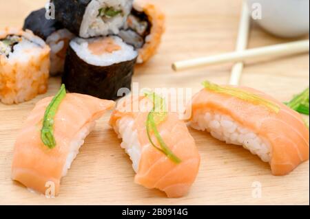 Gros Plan Sur Divers Types De Sushis Japonais Fraîchement Préparés . Banque D'Images