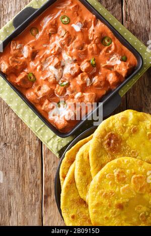 Beurre de tofu indien Paneer servi avec du pain roti dans une poêle sur la table. Vue verticale du dessus Banque D'Images