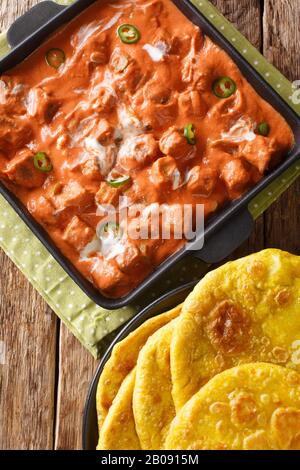 La recette de Masala Au Beurre de tofu est marinée et cuite au four, puis marinée dans une sauce tomate au gingembre et à la noix de cajou dans une poêle sur la table. Vue verticale du dessus de ab Banque D'Images