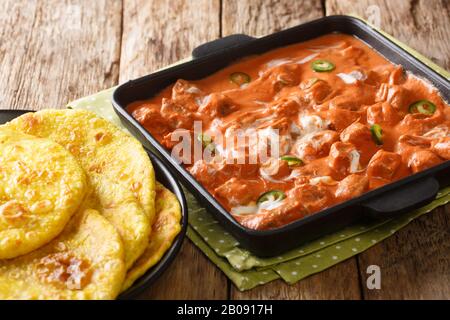 Style indien Tofu Butter Masala Panner plat végétarien se ferme dans une poêle sur la table. Horizontal Banque D'Images