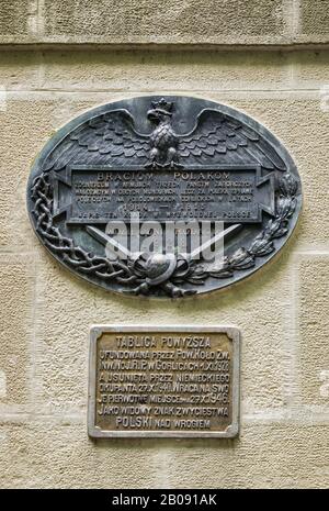 Signe commémorant les soldats polonais, morts en servant dans des armées de pouvoir de partitionnement pendant la première Guerre mondiale, au cimetière de Gorlice, Malopolska, Pologne Banque D'Images